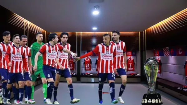 Jugadores en el vestidor y el trofeo de la liga mx