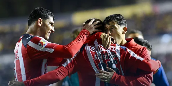 Jugadores en festejo. Foto: Chivas