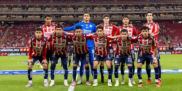 Jugadores en foto previa a partido. Foto: Chivas