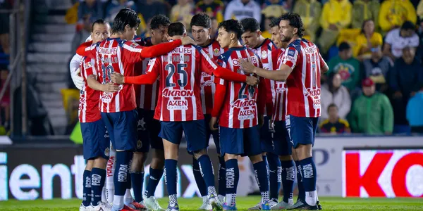 Jugadores en partido. Foto: Chivas