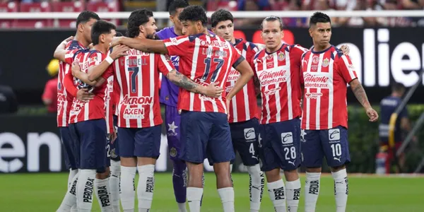 Jugadores en partido. Foto: Chivas