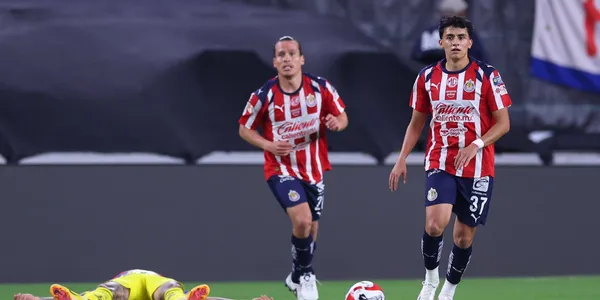 Jugadores en partido. Foto: Chivas