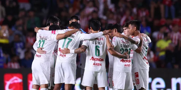 Jugadores en partido. Foto: Chivas