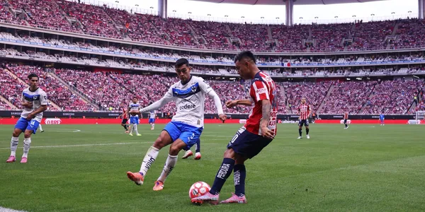 Jugadores en partido. Foto: Chivas