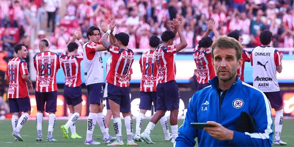 Jugadores en partido, foto de Chivas, con Alonso al frente