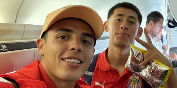 Jugadores en viaje. Foto: Chivas