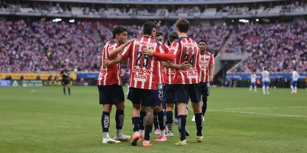 Jugadores festejando. Foto: Chivas