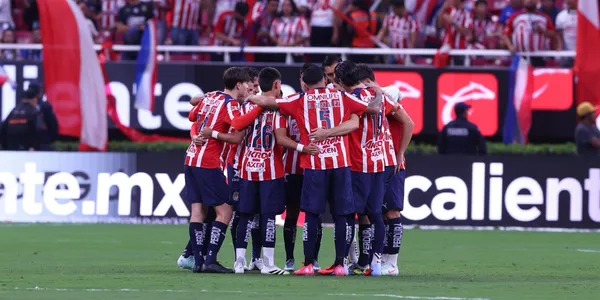 Jugadores previo a partido. Foto: Chivas