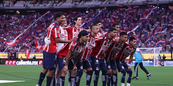 Jugadores previo a partido. Foto: Chivas
