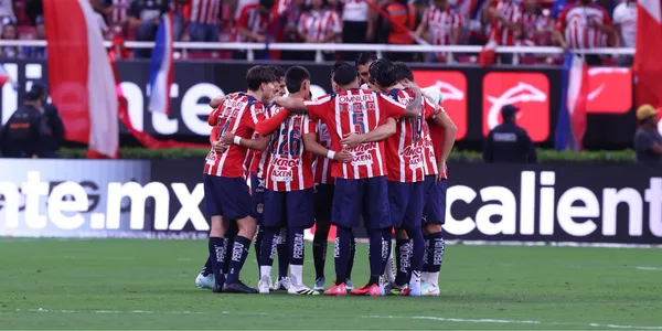 Jugadores previo a partido. Foto: Chivas
