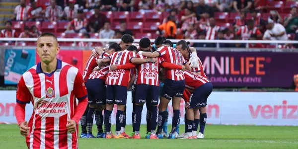 Jugadores reunidos y el Piojo/FOTO: X Chivas