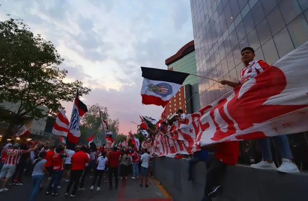 La afición rojiblanca llevó serenata al equipo previo al partido de vuelta de los cuartos de final.