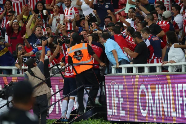 La afición rojiblanca se hizo presente en el hotel de concentración del equipo.