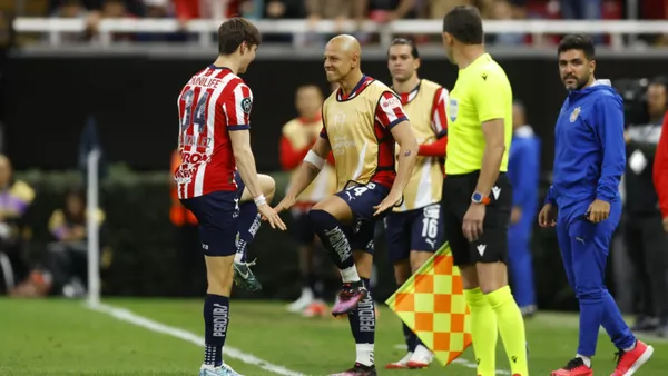La Hormiga y Chicharito realizando la celebración "The Silencer" | Foto: X @chivas