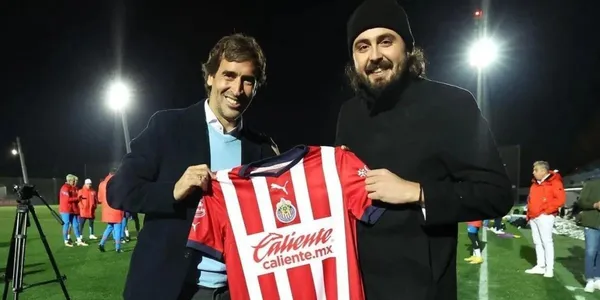 La leyenda del Real Madrid visitó el campamento de las Chivas durante su gira por Europa.