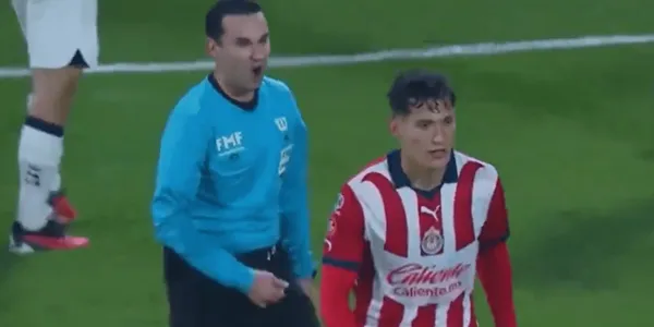 Las cámaras de televisión captaron el curioso momento en que presuntamente, César Ramos devuelve un insulto a un jugador de Chivas