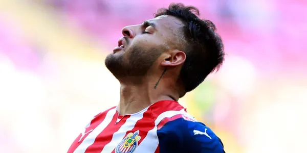 Las negociaciones entre Chivas y Cruz Azul por Alexis Vega se han estancado.