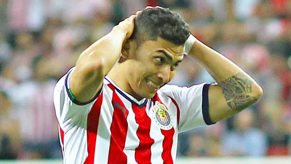 Lo que hizó el aun futbolista de AEK Atenas que preocupa a la afición del Club Guadalajara