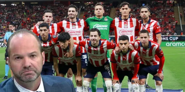 Luis García Postigo junto a los jugadores de Chivas / FOTO RÉCORD