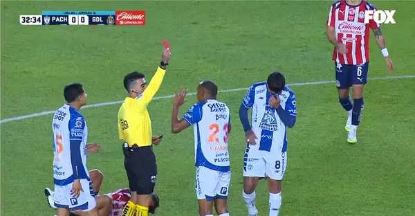 Luis Quiñones había sido expulsado, aunque el VAR revirtió la decisión. De acuerdo con el ex árbitro Fernando Guerrero, bien revertido.