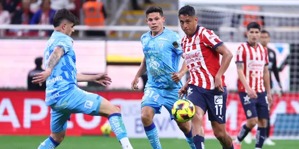 Luis Romo disputando el balón (Fuente: MEXSPORT)