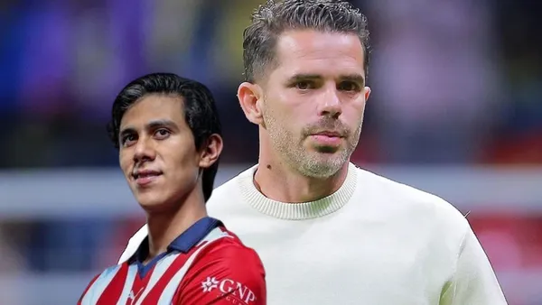 Macías con la de Chivas y Fernando Gago