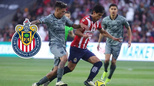 Macías disputando un balón vs atlas