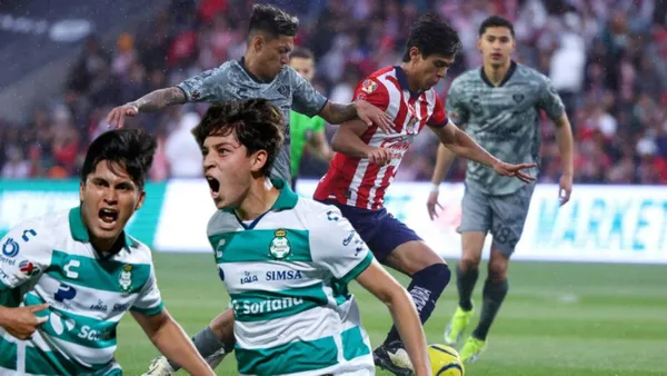Macías en partido con Chivas y jugadores de Santos