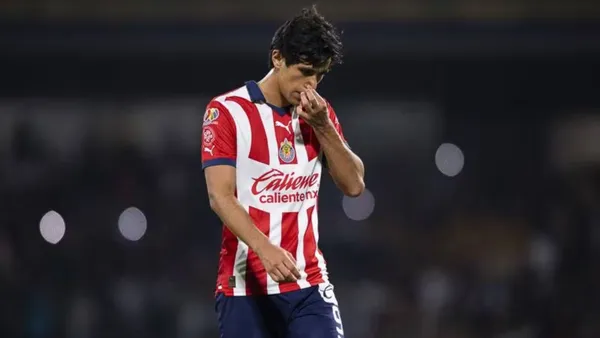 Macías lamentándose con Chivas