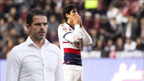 Macías lamentándose y Gago observando