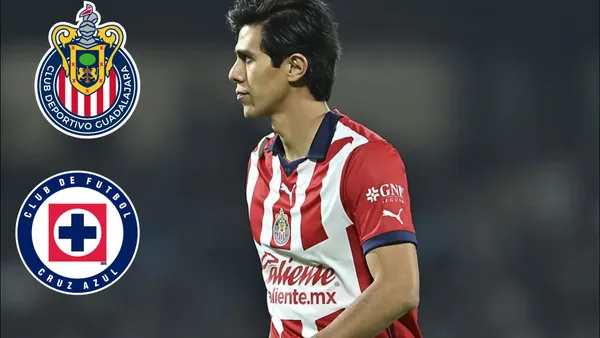 Macías mirando escudos de Chivas y Cruz Azul