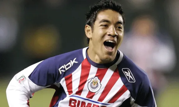 Marco Fabián festeja gol con la playera de las Chivas / El Economista