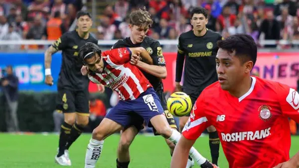 Marín peleando un balón con jugadores de Toluca y Juanpi Domínguez