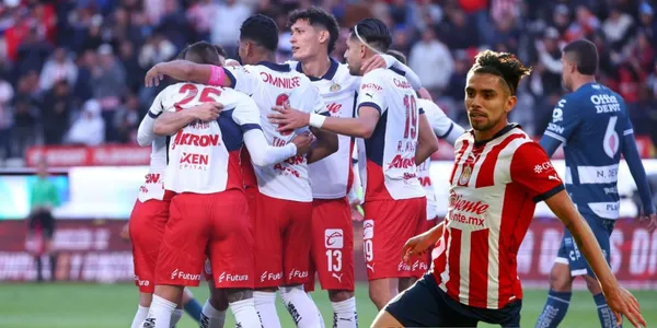 Marín y jugadores de Chivas festejando el gol contra Pachuca