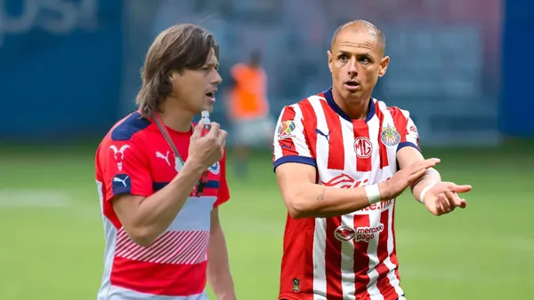 Matías Almeyda y Javier Hernández (Foto tomada de: MexSport)