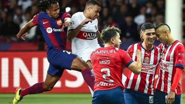 Mbappe y Kounde con jugadores de Chivas
