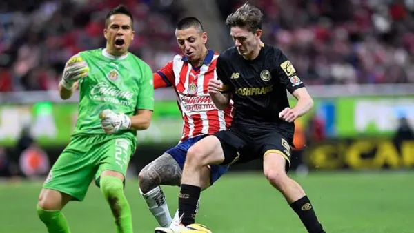 Miguel Jiménez celebrando y el Piojo disputando un balón vs Toluca