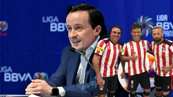 Mikel Arriola y jugadores históricos de Chivas