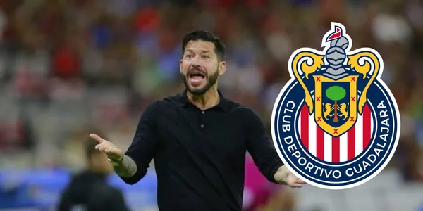 Mora con el escudo de Chivas/FOTO: X Jesús Bernal