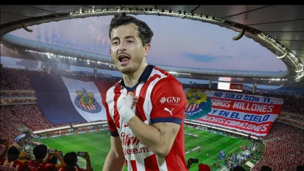 Mozo con la afición de Chivas en el Akron