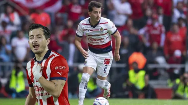 Mozo con la playera de Chivas