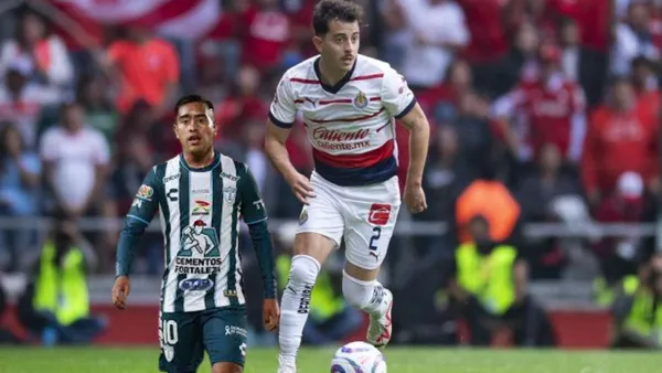 Mozo conduciendo el balón y Erick Sánchez