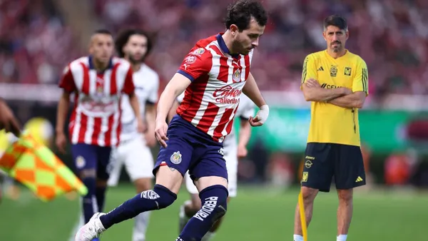 Mozo en partido Chivas y Paunovic con tigres