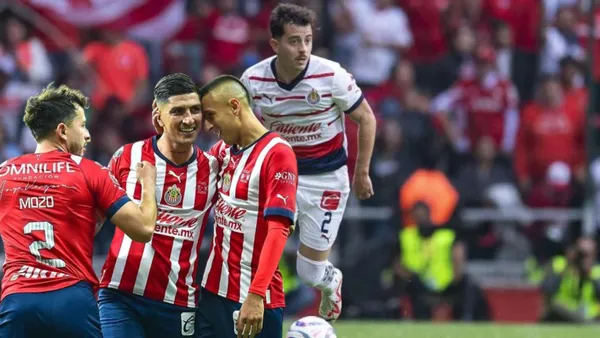 Mozo en partido de Chivas y Mozo festejando con Piojo y Pocho
