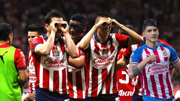 Mozo y Piojo celebrando y Pulido con la de Chivas