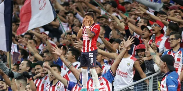 Muchos pidieron el regreso de Vega y lo que le gritaron al 10 rojiblanco a su entrada contra los Pumas