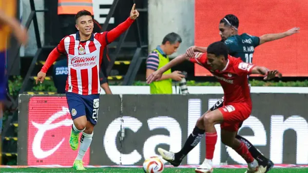 Nene Beltrán festejando y Marín disputando un balón vs Toluca