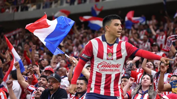 Nene Beltrán y afición de Chivas