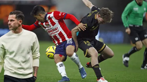 Nene vs Marcel y Gago en partido con Chivas