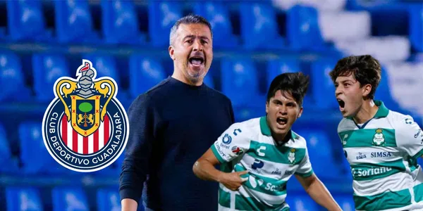 Ortega con el escudo de Chivas y jugadores de Santos/FOTO: Futbol Total